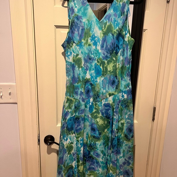 - Sleeveless watercolor womens dress. Size 20wHas a light blue under dress… - Picture 5 of 9